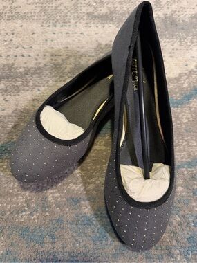 Women's Wild Pair Grey & Black Ballet Flats with Gold Stud Accents Size 8